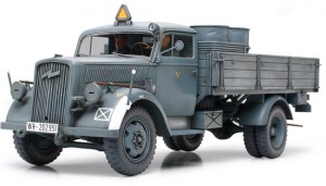 Сборная модель 35291 Tamiya Немецкий 3-х тонный грузовик (Opel Blitz), 2 фигуры, (4 варианта декалей), бочки и канистры 