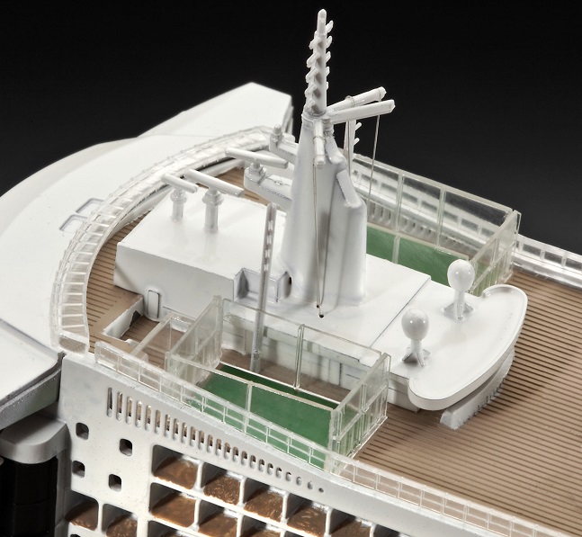 05231 Revell Океанский лайнер Queen Mary 2 1/700