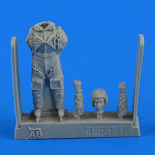 480157 Aerobonus Soviet Woman Pilot WWII with parachute 1/48